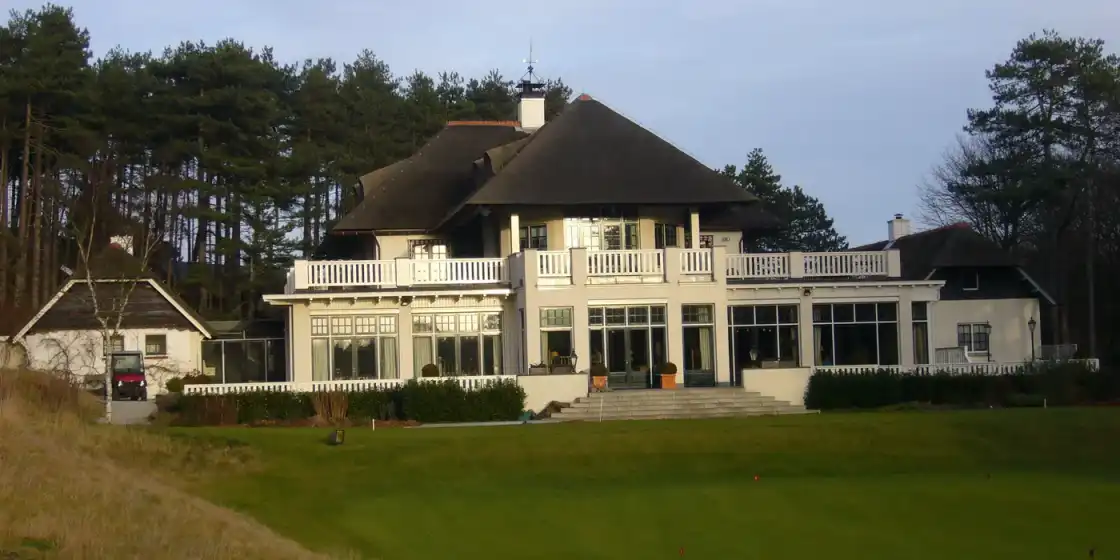 The thatched clubhouse of the Koninklijke Haagsche above a green in the Wassenaar dunes