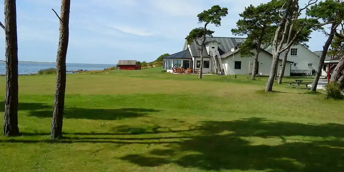 Visby Golfklubb's clubhouse at Kronholmen on the Gotland shore, with the Baltic beyond